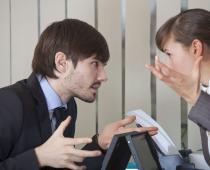 Konflikt med chefen: sätt att lösa Chefen efter konflikten undanhåller information vad han ska göra