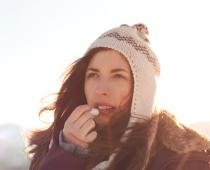 ما هو كريم الوجه الأفضل اختياره في الشتاء - مرطب أم مغذي؟