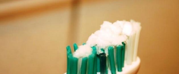 Dantų balinimo būdai namuose.  Kaip greitai ir efektyviai balinti dantis namuose?  Arbatmedžio aliejaus vaidmuo balinant dantis