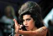 Prendendo un fotografo, Blake Fielder-Silwell ha visitato la tomba di sua moglie Amy Winehouse