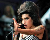 Fotoqraf çəkərək, Blake Fielder-Silwell həyat yoldaşı Amy Winehouse-un məzarını ziyarət etdi.