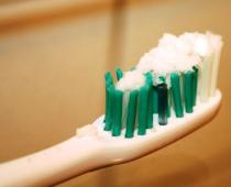 Hur blekar man tänderna snabbt och effektivt hemma?